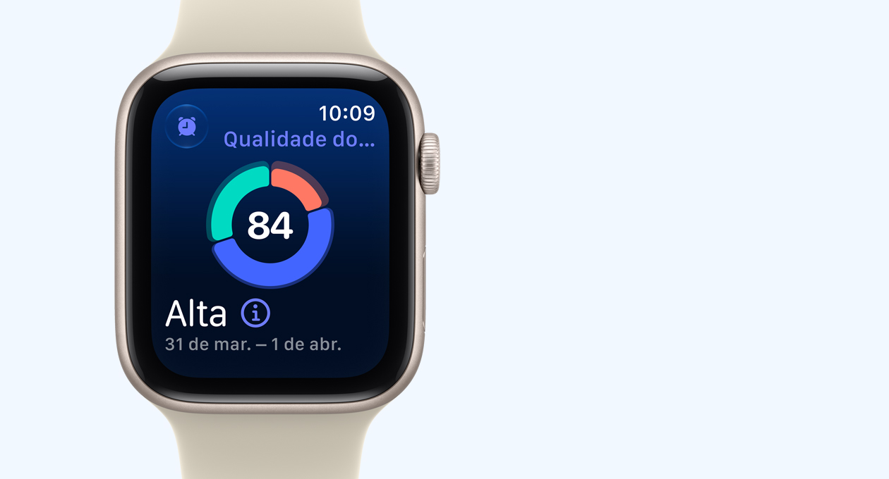 Apple Watch SE 3 com caixa estelar de alumínio e pulseira esportiva areia (bege-clara), Digital Crown no lado direito, tela mostrando o gráfico circular com a pontuação do sono