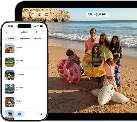 Tela do iPhone mostrando uma lista de álbuns de fotos na aba Pessoal de Álbuns. Tela do iPad mostrando a foto de uma família na praia em tela cheia