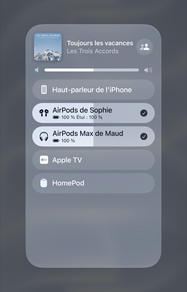 Image montrant une chanson sur Apple Music en train de jouer sur deux paires d’AirPods différentes.