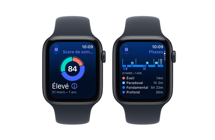 Des Apple Watch S E 3, boîtier en aluminium, couleur minuit, écrans affichant le score de sommeil, phases de sommeil, côté droit, couronne Digital Crown, bracelets sport, couleur bleu marine
