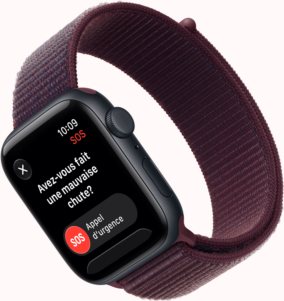 Apple Watch S E 3, boîtier en aluminium, couleur minuit, écran affichant une notification SOS de Détection de chute, bouton d’appel d’urgence, côté droit, Digital Crown, microphone, bouton latéral, bracelet sport à rabat, couleur bourgogne