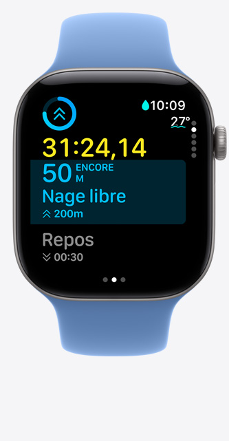 Apple Watch Series 12, boîtier en aluminium, couleur gris cosmique, écran affichant un entraînement pour la nage en piscine, données à l’écran, bracelet sport, couleur bleu campanule
