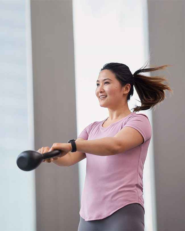 Ein Apple Teammitglied beim Trainieren mit einem Kettlebell.