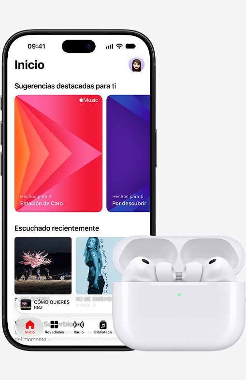 iPhone 18 Pro, parte frontal, app Apple Music en la pantalla, junto a unos AirPods Pro 3 en un estuche de carga MagSafe abierto