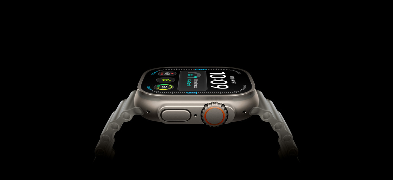 Apple Watch Ultra 4 med urkasse i farven naturligt titanium, Digital Crown, hævet sideknap, digital urskive og Ocean-rem i gennemsigtig grå vist fra højre
