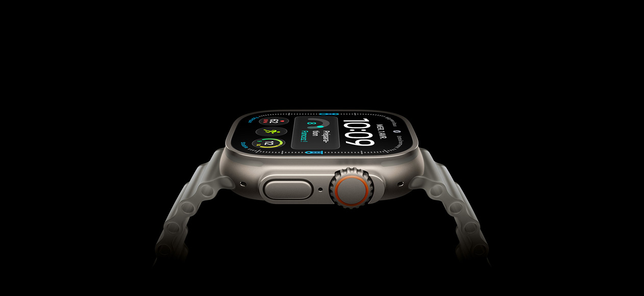 Apple Watch Ultra 4, boîtier en titane, finition naturelle, côté droit, Digital Crown, bouton latéral en saillie, cadran numérique, Bracelet Océan gris translucide