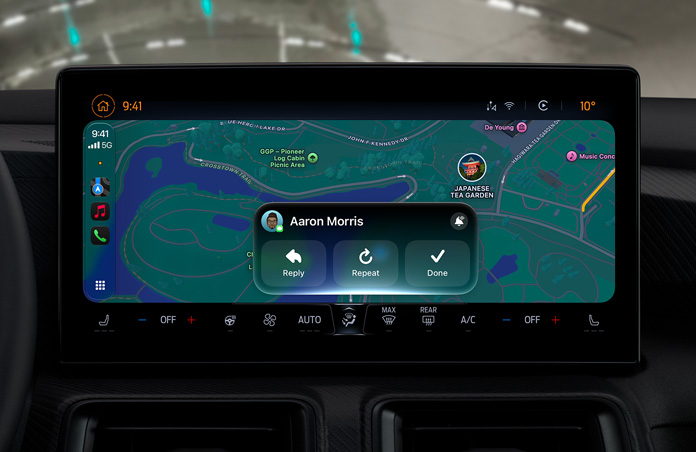 CarPlay 螢幕顯示一則訊息通知，背景可見地圖 app