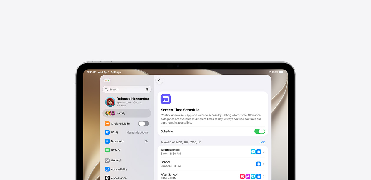 iPad, amelyen a Képernyőidő ütemezési funkciója látható egy vízszintes idővonallal, amely szemlélteti, melyik alkalmazás- és webhelykategóriák használata engedélyezett az iskola előtt, közben és után.