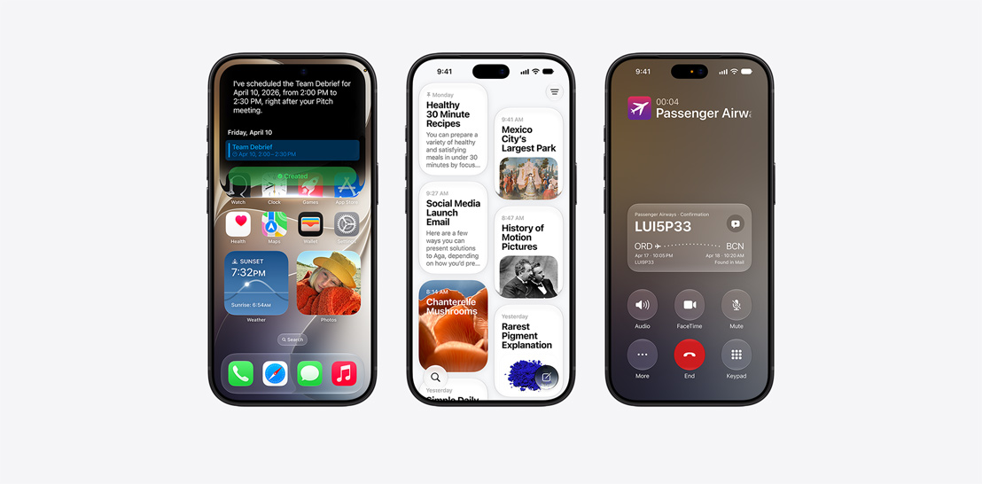Négy iPhone 18 Pro-modell közeli elölnézetből, mindegyiken különböző iOS-funkciók láthatók. Balról jobbra: iPhone 18 Pro, kijelzőjén egy Siri AI által beütemezett csapatmegbeszélés; iPhone 18 Pro, kijelzőjén a Siri app, a korábbi Siri-beszélgetések mozaikszerűen elrendezett kártyáin olyan témák szerepelnek, mint az „Egészséges 30 perces receptek”, a képpel kiegészített „Mexikóváros legnagyobb parkja” és az „E-mail a közösségi médiában való bejelentésről”; iPhone 18 Pro, kijelzőjén egy folyamatban lévő telefonhívás a „Passenger Airways” céggel, a képernyő alján egy Híváskontextus-kártya a releváns repülőjárat-visszaigazolási adatokkal, köztük a foglalási kóddal, a JFK reptérről az RAK-ra érkező járat útvonalával, a járatidőkkel és egy megjegyzéssel arról, hogy a funkció a Mail appban találta az információt; iPhone 18 Pro, kijelzőjén egy Siri AI-jal folytatott beszélgetés, amelyben a felhasználó egy asztalterítő színéről tesz fel kérdést.