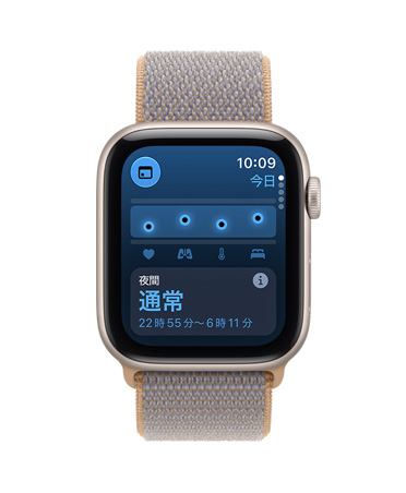 スターライトアルミニウムケースのApple Watch SE 3。画面に夜間バイタル値が表示されている。右側面の外観、Digital Crownのダイヤル。シャンブレーブルー（ライトブルーグレイ）のスポーツループバンドが取りつけられている
