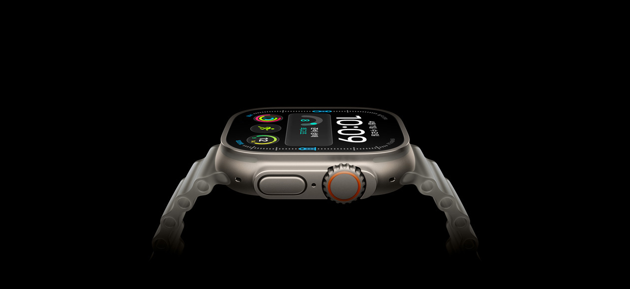Apple Watch Ultra 4, 티타늄 케이스, 내추럴 색상, 오른쪽 외관, Digital Crown, 돌출된 측면 버튼, 디지털 시계 페이스, 트랜스루센트 그레이 오션 밴드