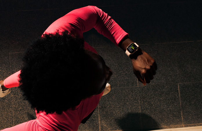 Apple Watch를 사용해 달리기 데이터를 확인하는 남성의 사진