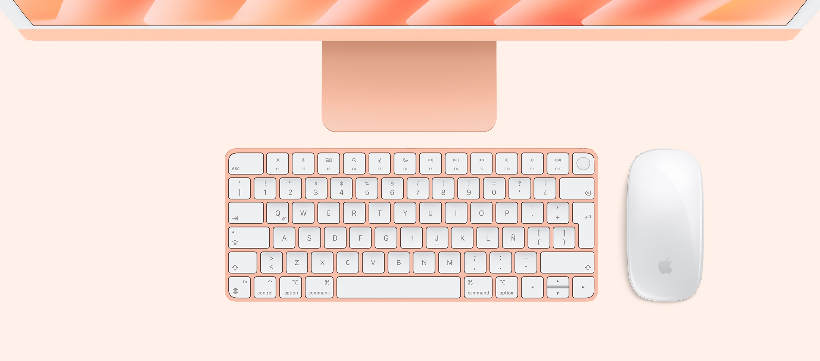 Vista panorámica de una iMac naranja con mouse y teclado a juego