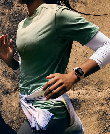 Asmuo seka bėgimo rezultatus naudodamasis „Apple Watch SE 3“