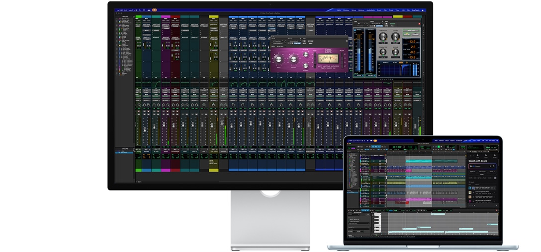 شاشة Studio Display وجهاز لابتوب Mac يعرضان جلسة في Pro Tools مع Splice integration، الزجاج المعالج بتكنولوجيا النانو يساعد على تقليل درجة الانعكاس على شاشة البرنامج الداكنة