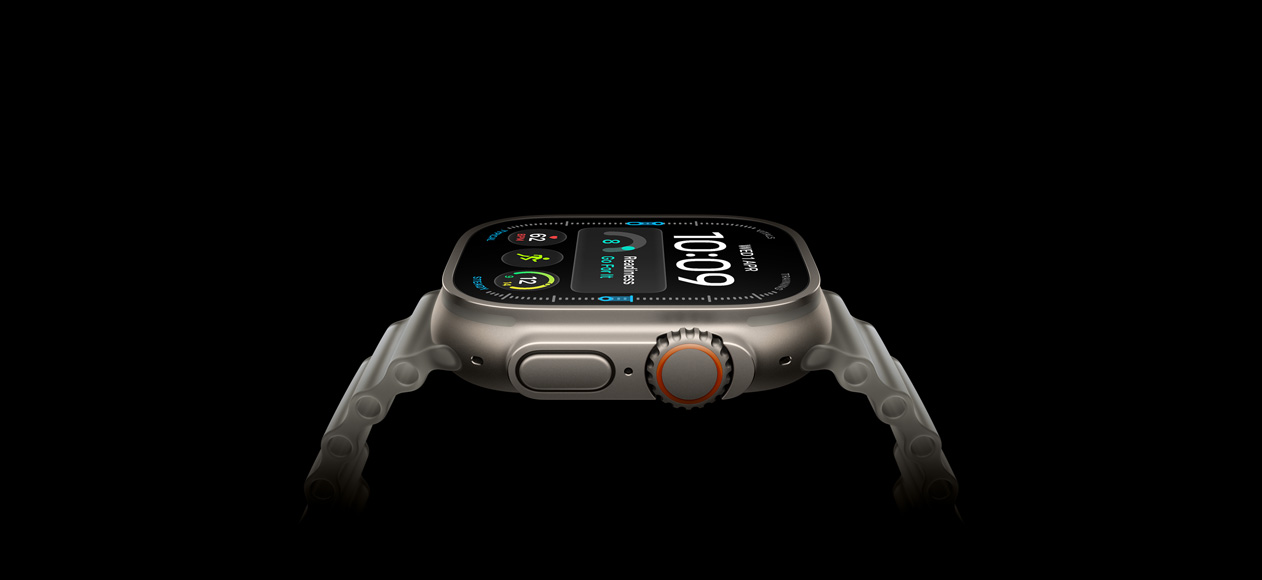 Apple Watch Ultra 4，原色鈦金屬錶殼，配搭半透明灰色海洋錶帶，機身右側數碼錶冠和凸起的側邊按鈕，展示數碼錶面