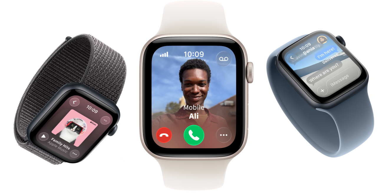 Zariadenia Apple Watch SE 3, hliníkové kryty vo farbe hviezdna biela a polnočná, športová slučka vo farbe tmavošedá, slučka Solo vo farbe ružovkastá, slučka Solo vo farbe oceľová modrá, obrazovky: Apple Music, prichádzajúci hovor, Správy