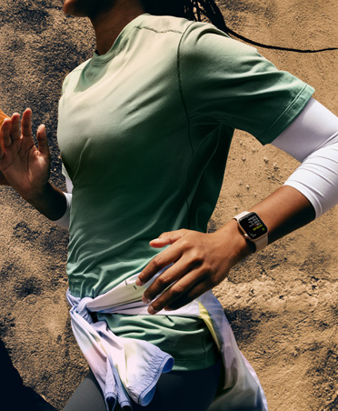 Koşan birinin sol bileğinde Apple Watch takılı