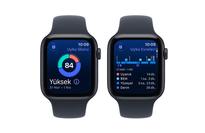 Apple Watch SE 3 aygıtları, alüminyum kasalar, gece yarısı renk, ekranlarda uyku skoru ve uyku evreleri gösteriliyor, sağ dış görünüm, Digital Crown, Spor Kordonlar, lacivert renk