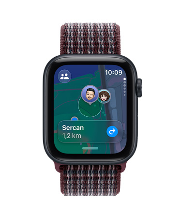Apple Watch SE 3, alüminyum kasa, gece yarısı renk, ekranda Bul uygulaması (arka plandaki harita üzerinde memojiler) gösteriliyor, sağ dış görünüm, Digital Crown, Spor Loop kordon, burgonya ekose renk
