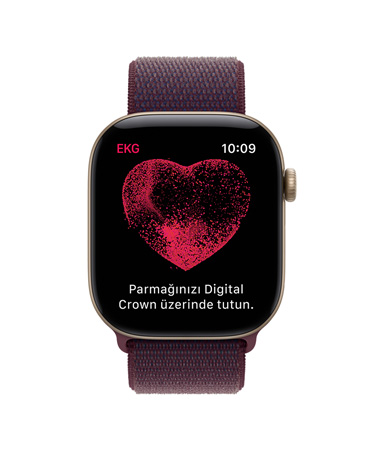 Apple Watch Series 12, alüminyum kasa, uçuk altın rengi, EKG uygulaması, ekranda EKG okumasını başlatmak için parmağı Digital Crown’da tutma yönergeleri, ekranın ortasında kırmızı kalp, Spor Loop kordon, burgonya renk