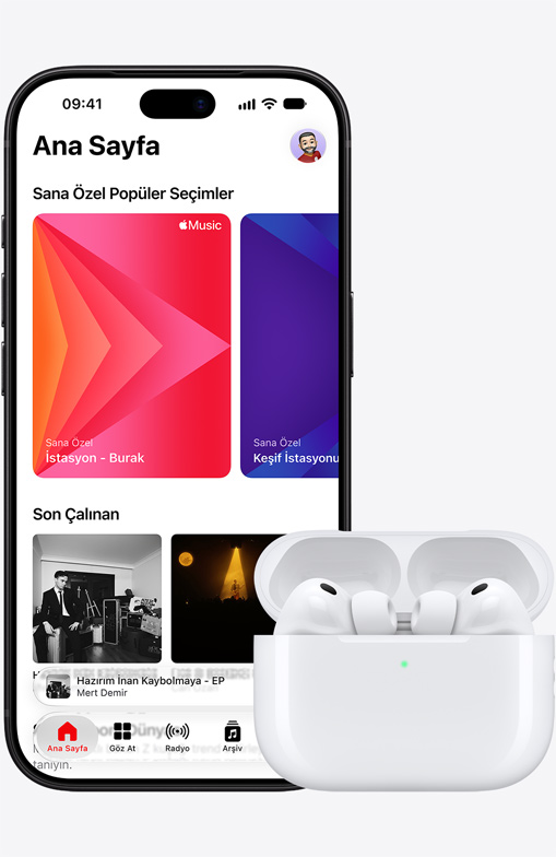 iPhone 18 Pro, önden dış görünüm, açık MagSafe Şarj Kutusu’ndaki AirPods Pro 3’ün yanında duruyor ve ekranında Apple Music ana ekranı gösteriliyor