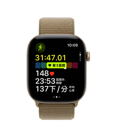 Apple Watch Series 12，展示淺金色鋁金屬錶殼，搭配橄欖色 (褐綠色系) 運動型錶環，螢幕顯示室外跑步體能訓練已開啟，心率處於第 3 區間