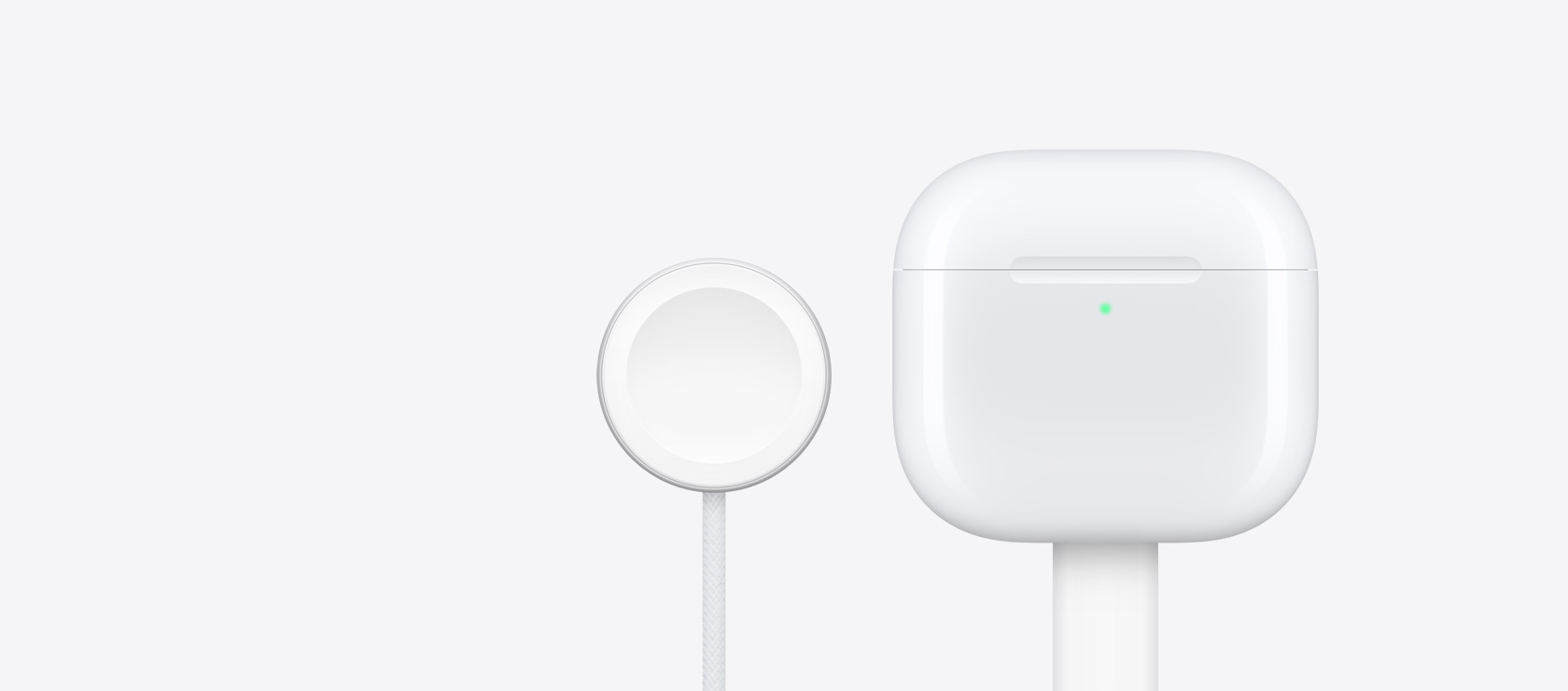 Casing pengisian daya AirPods 4 di sebelah pengisi daya Apple Watch.