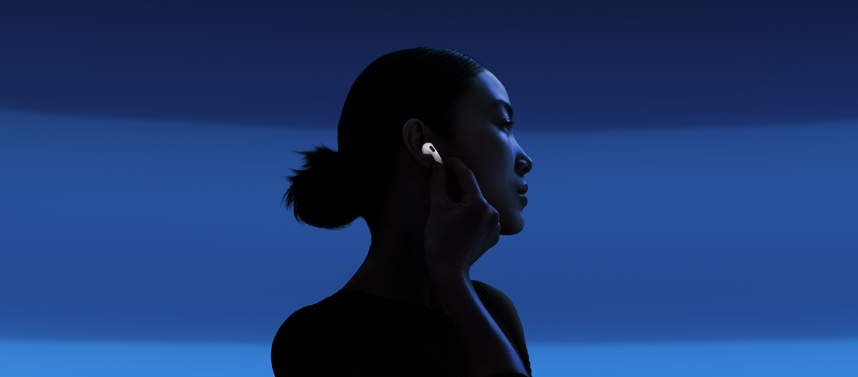 Seseorang mengaktifkan Peredam Kebisingan Aktif dengan menyentuh tangkai AirPod.