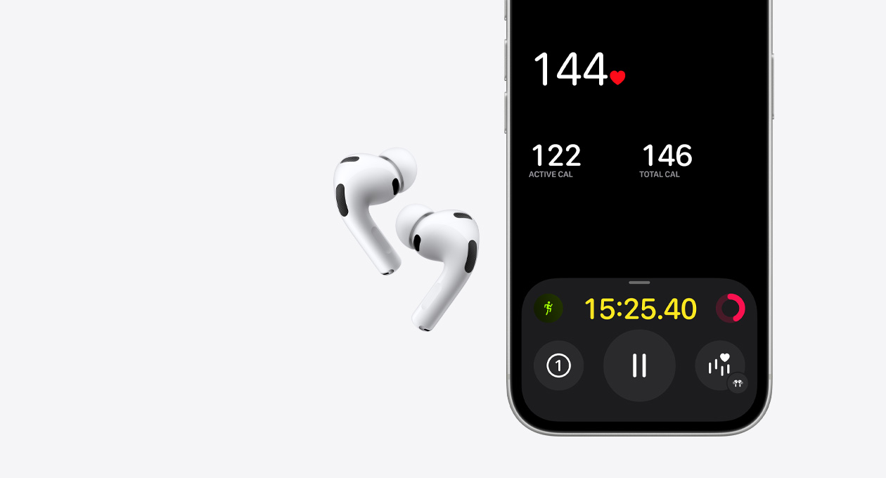 AirPods Pro 3 dan Casing Pengisian Daya MagSafe (USB-C), warna putih, setengah bagian bawah layar iPhone 17 Pro, aplikasi Kebugaran, fitur sensor detak jantung