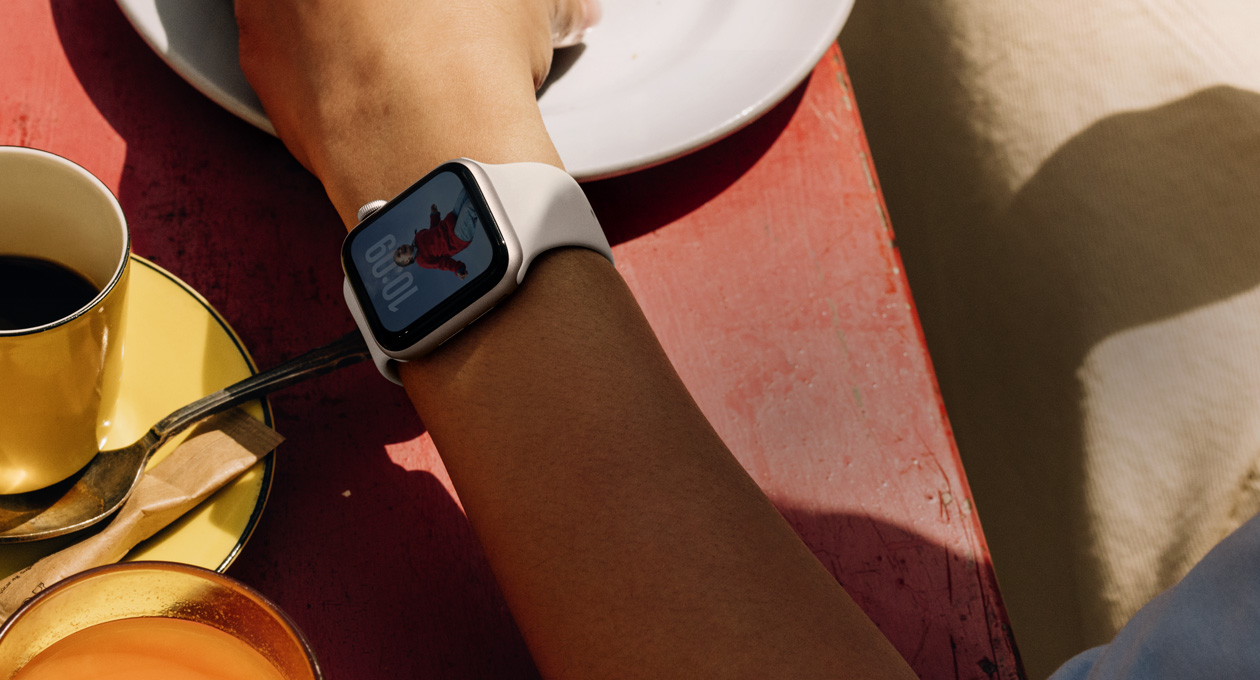 Apple Watch SE 3, alumiiniumkorpus, toonis tähevalge, alati sisse lülitatud ekraan, sihverplaat Photos, Sport Band, tähevalge värv