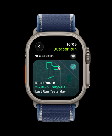 Apple Watch Ultra 3, warna alami, casing titanium, Rute Balapan, olahraga Berlari di Luar, tali jam, Loop Trail, warna biru/biru cerah
