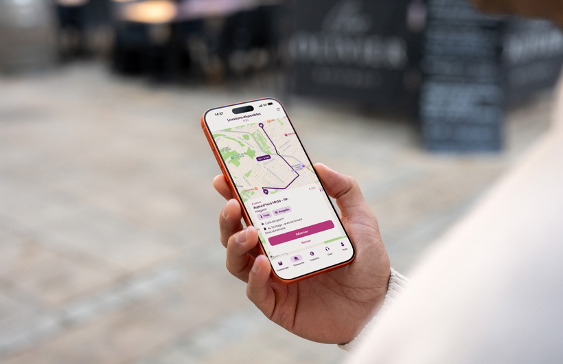 Registrierte Fahrer:innen wählen Lieferaufträge in der Tut Tut App aus und navigieren mit Apple Karten zu Kund:innen