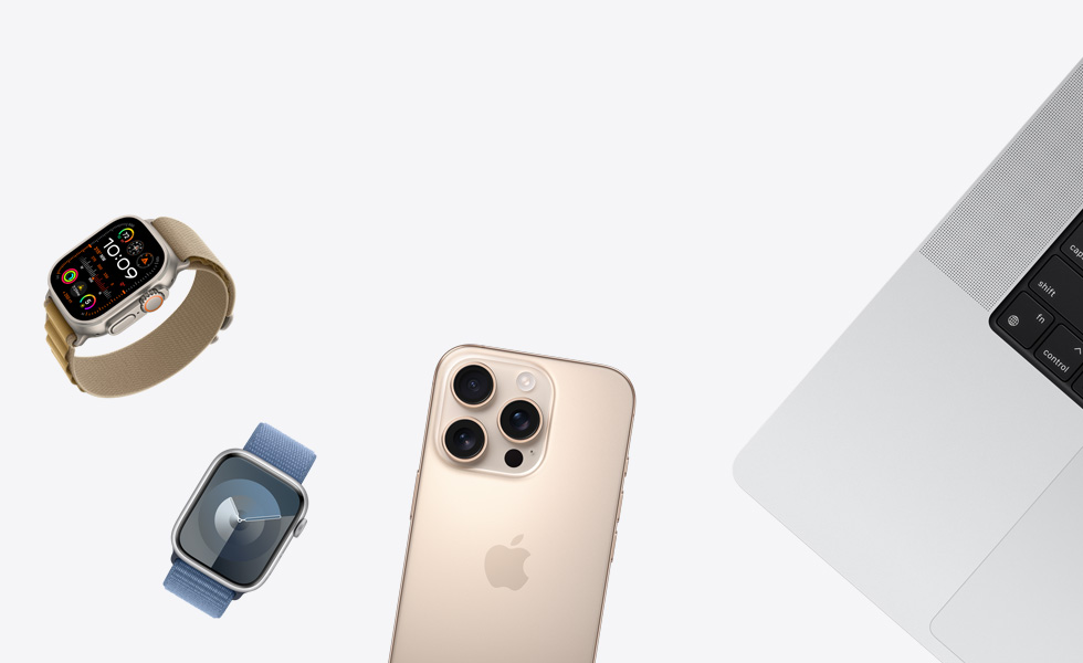 Forskellige produkter spredt, herunder Apple Watch i naturligt titanium med Alpine Loop-rem i gyldenbrun, Apple Watch i farven sølv med en blåviolet Sport Loop-rem, iPhone i sandfarvet titanium og MacBook i farven sølv