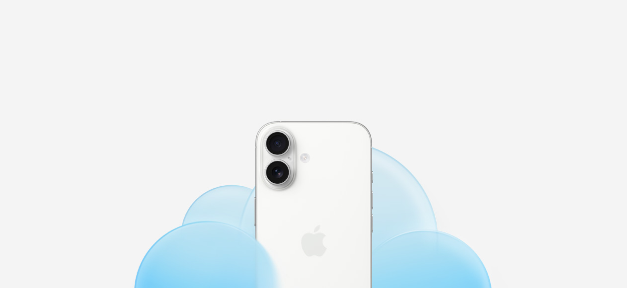 Parte de trás do iPhone 17 branco, câmera dupla Fusion, sobre uma nuvem azul-clara