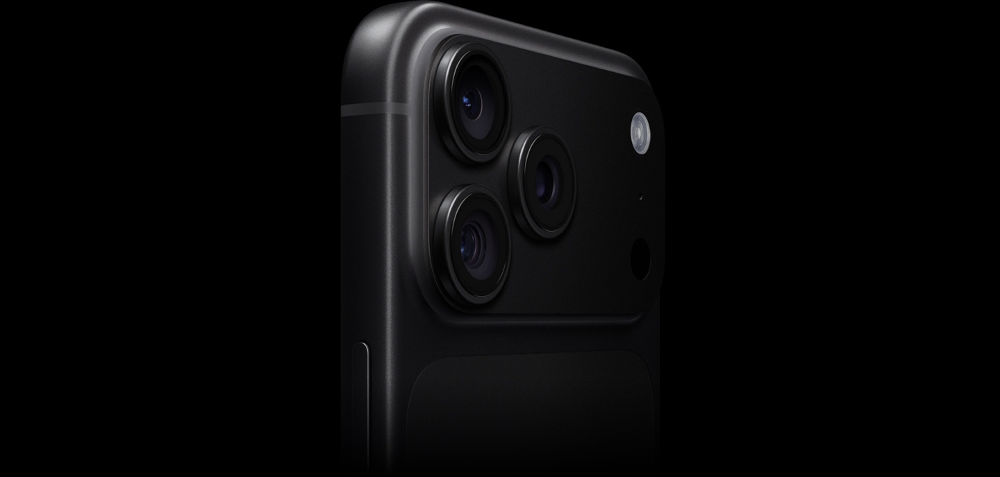 iPhone 18 Pro noir, vue oblique, vue partielle de la face arrière, gros plan sur le système caméra Pro Fusion