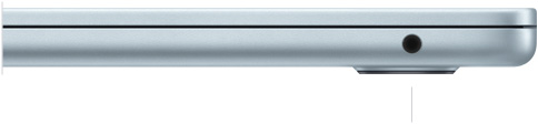 صورة للجهة اليمنى من جهاز MacBook Air وهو مغلق، تعرض مقبس سماعات الرأس