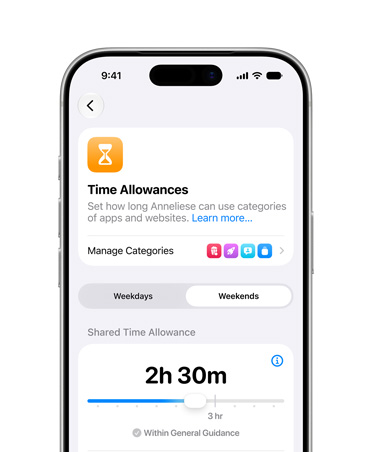 Ein iPhone 17 Pro in Silber, Display zeigt die Optionen für Nutzungszeit und Zeitpläne für Bildschirmzeit in den Einstellungen, mit denen Eltern die Nutzung und Medienkategorien für ihr Kind festlegen können
