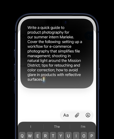 Ein iPhone Display zeigt eine detaillierte Eingabeaufforderung für «Mit Siri schreiben», um einen Entwurf zu erstellen
