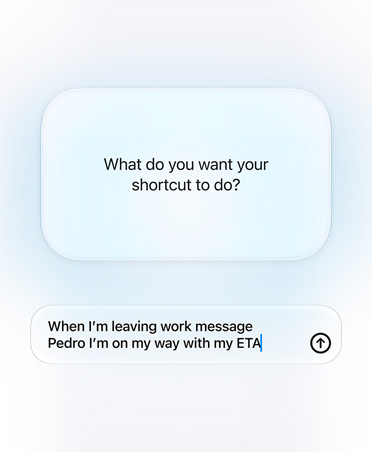 En skærm med en samtale mellem Siri AI og en bruger om funktionen Genveje. Spørgsmålet lyder:  What do you want your shortcut to do? Svaret lyder: When I'm leaving work message Pedro I'm on my way with my ETA