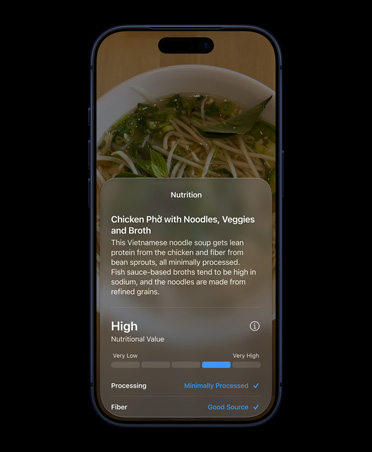iPhone 17 Pro, Tiefblau, Vorderseite, das Display zeigt den Siri Modus in der Kamera Benutzeroberfläche mit Nährwertangaben zu einem Lebensmittel, das mit Visueller Intelligenz erkannt wurde, das Display zeigt detaillierte Informationen zu Hühnchen Phở, einschliesslich gängiger Zutaten und Nährwertangaben