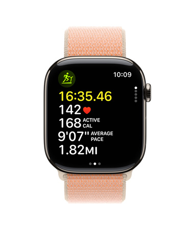 Guldfarvet Apple Watch Series 11 med appen Træning på skærmen, der viser målinger af løb, herunder tid, puls, forbrændte kalorier, gennemsnitligt tempo og distance