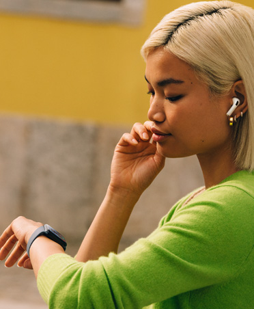 Une femme regardant son Apple Watch