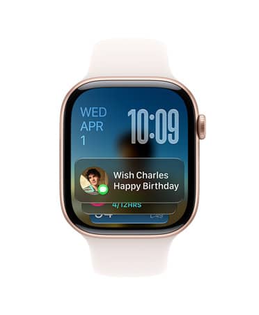 Apple Watch Series 11, or rose avec bracelet rose tendre, cadran affichant la date en haut à gauche, l’heure en haut à droite et le widget Messages en bas