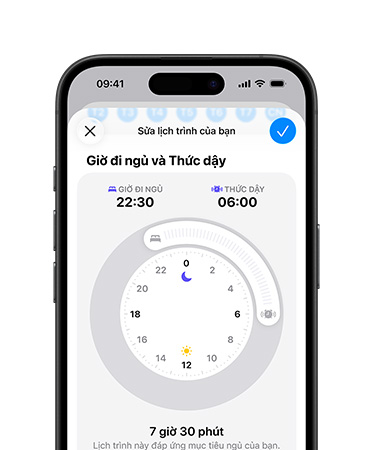 iPhone, ứng dụng Sức Khỏe đang mở lịch trình ngủ, giờ đi ngủ được đặt là 10:30 pm, giờ thức dậy được đặt là 6:00 am, mặt đồng hồ hình tròn ở giữa màn hình, mục tiêu ngủ 7 giờ 30 phút đã đạt được