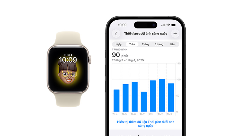 Apple Watch SE 3, Dây Đeo Thể Thao màu trắng, mặt trước, màn hình hiển thị Đồng Hồ, Memoji, bên cạnh đó là mặt trước của iPhone 16, màn hình hiển thị Sức Khỏe, Biểu Đồ Thời Gian Dưới Ánh Sáng Ngày
